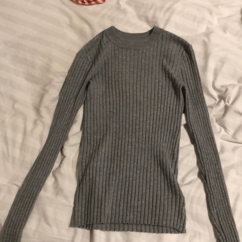 Grey skin-tight shirt